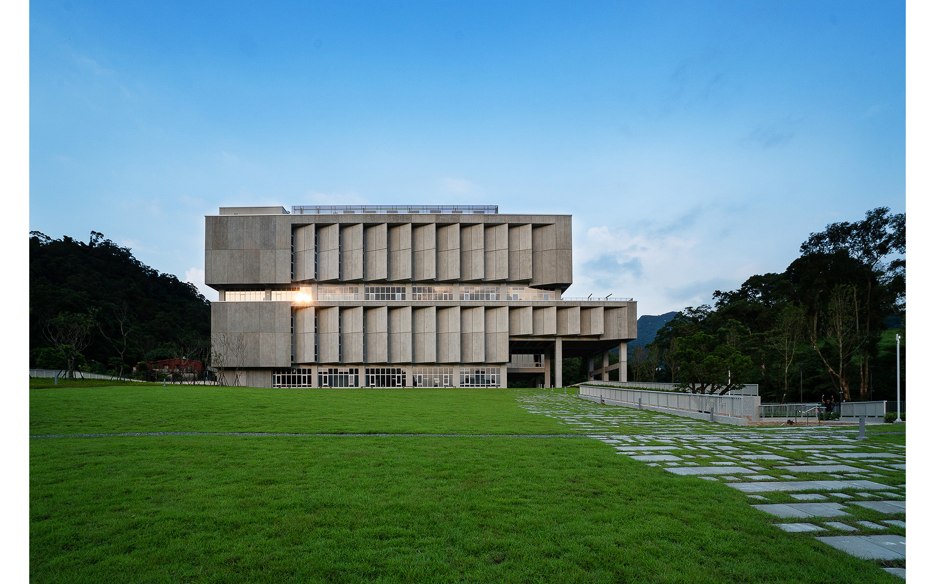 台北政治大學達賢圖書館